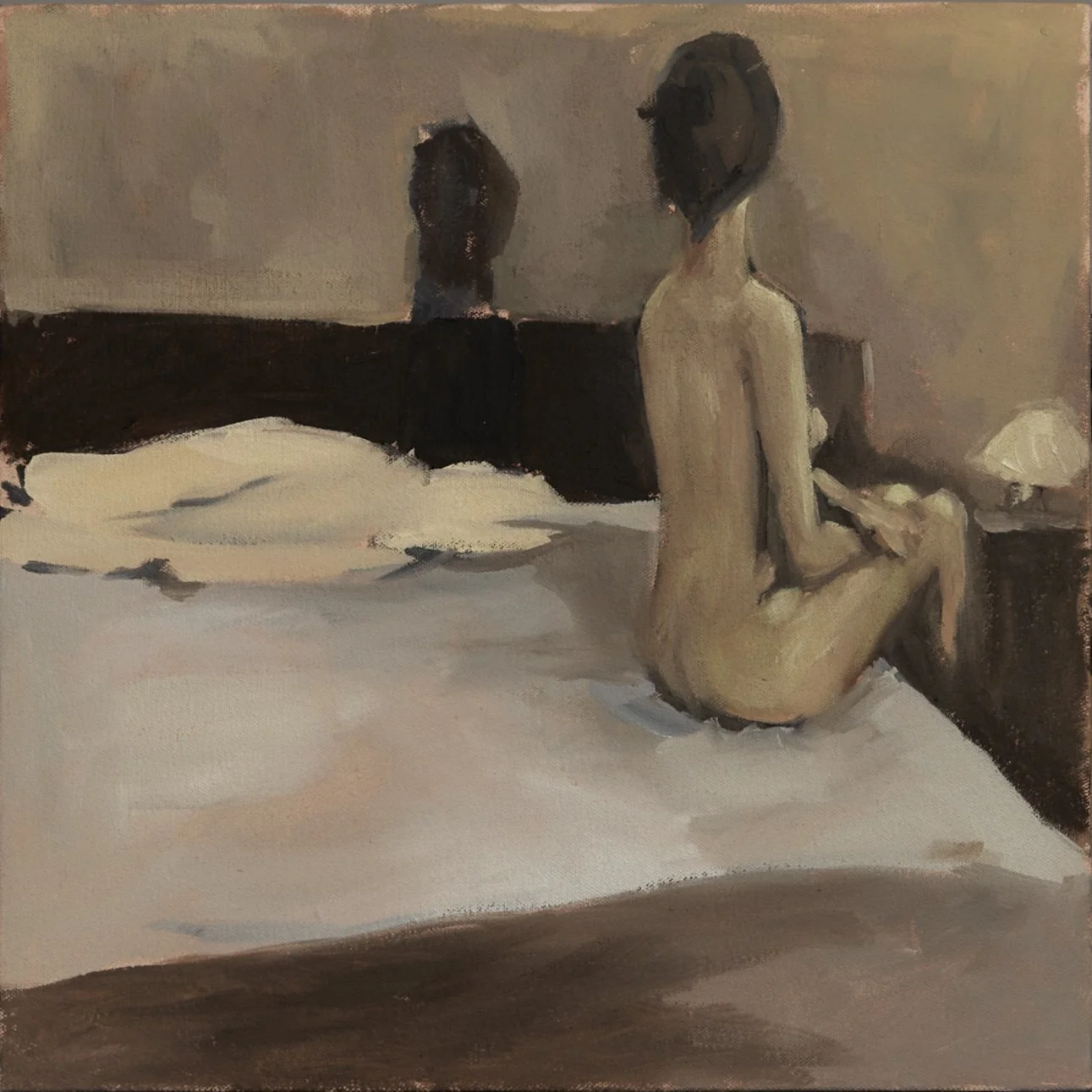 Pintura de una mujer desnuda sentada en una cama, vista de espaldas, en un habitación con una pared neutral y una lámpara en la mesita al fondo.