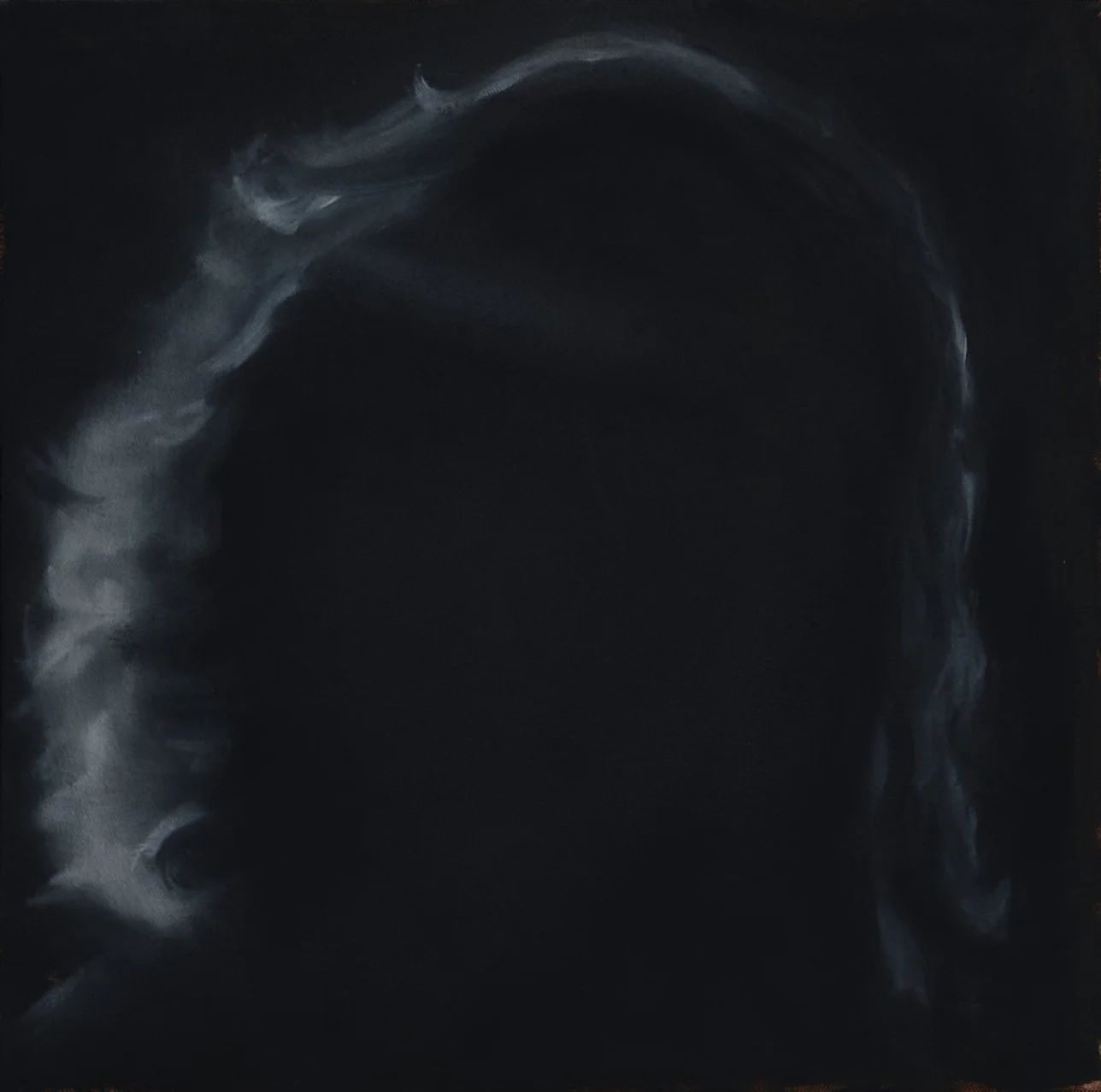 Pintura de la silueta de una mujer en un fondo oscuro en donde solamente se aprecia la silueta de su pelo ser iluminada
