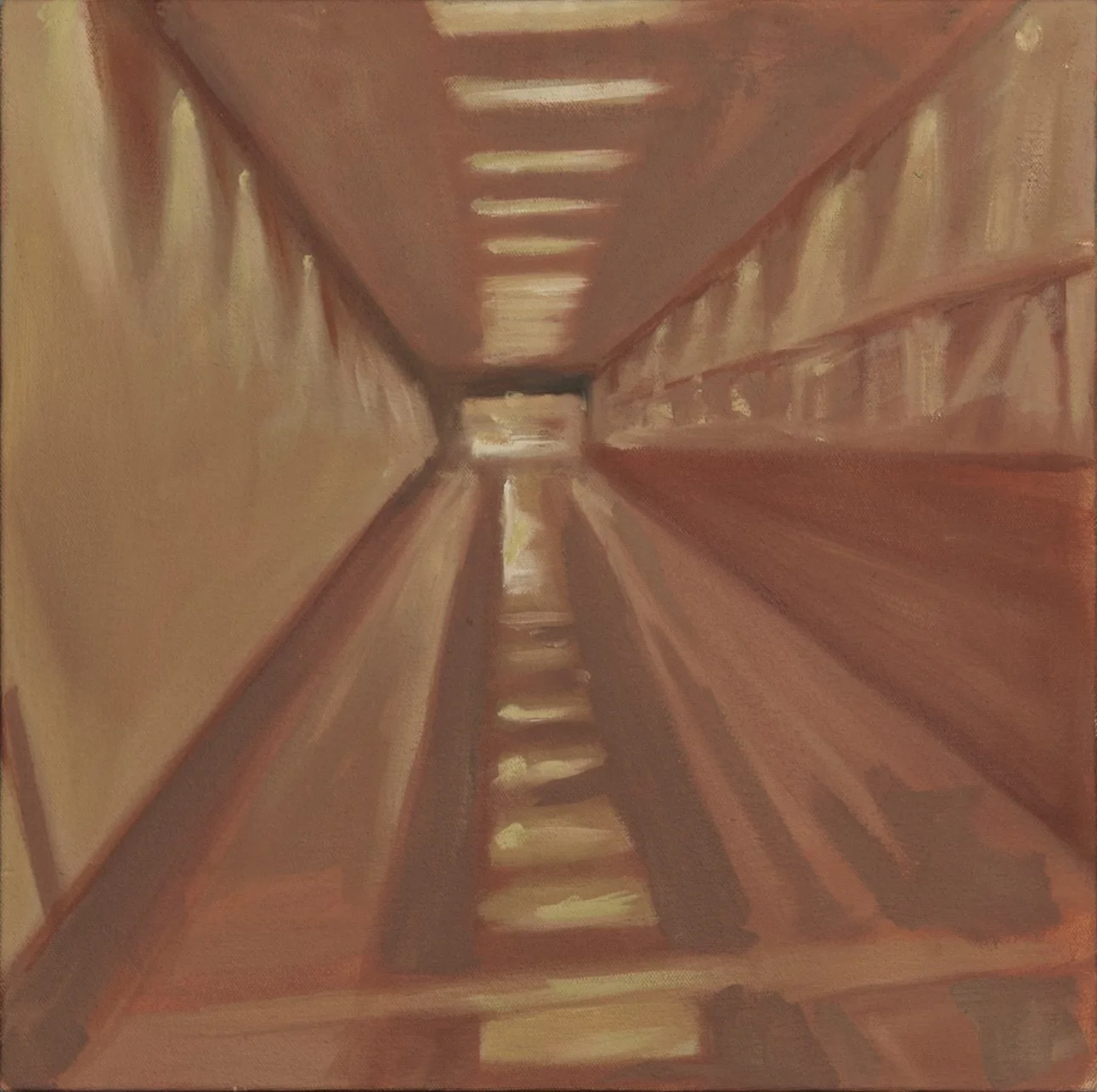 Perspectiva de un pasillo de techo alto con paredes y suelo en tonos marrones, con ventanas que dejan entrar luz