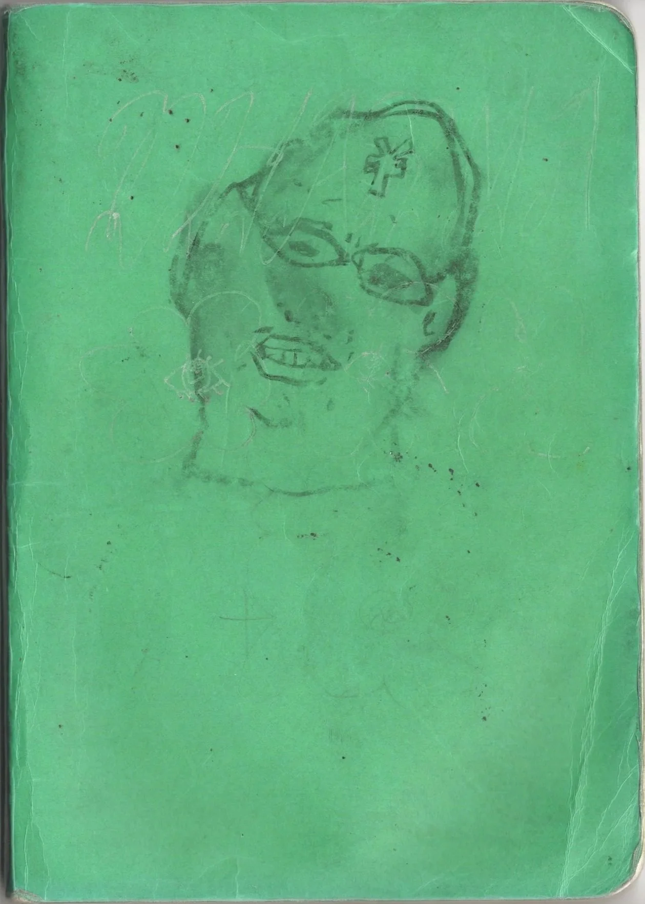 Dibujo en cuaderno verde de una mujer con expresión de enojo, gafas y una cruz en la frente.