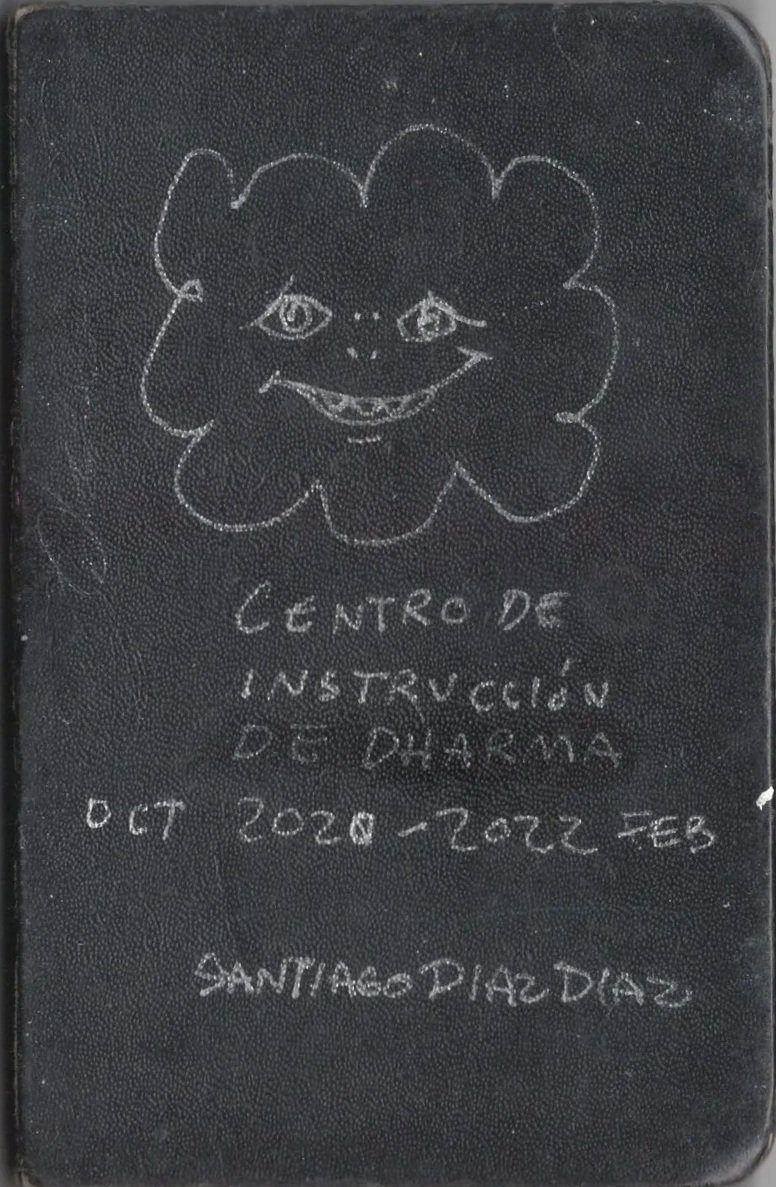 Una pizarra negra con dibujo de una cara sonriente con un cabello con forma de pétalos, y texto que dice "Centro de instrucción de plaga, oct 2020-feb 2022, Santiago Díaz Díaz".