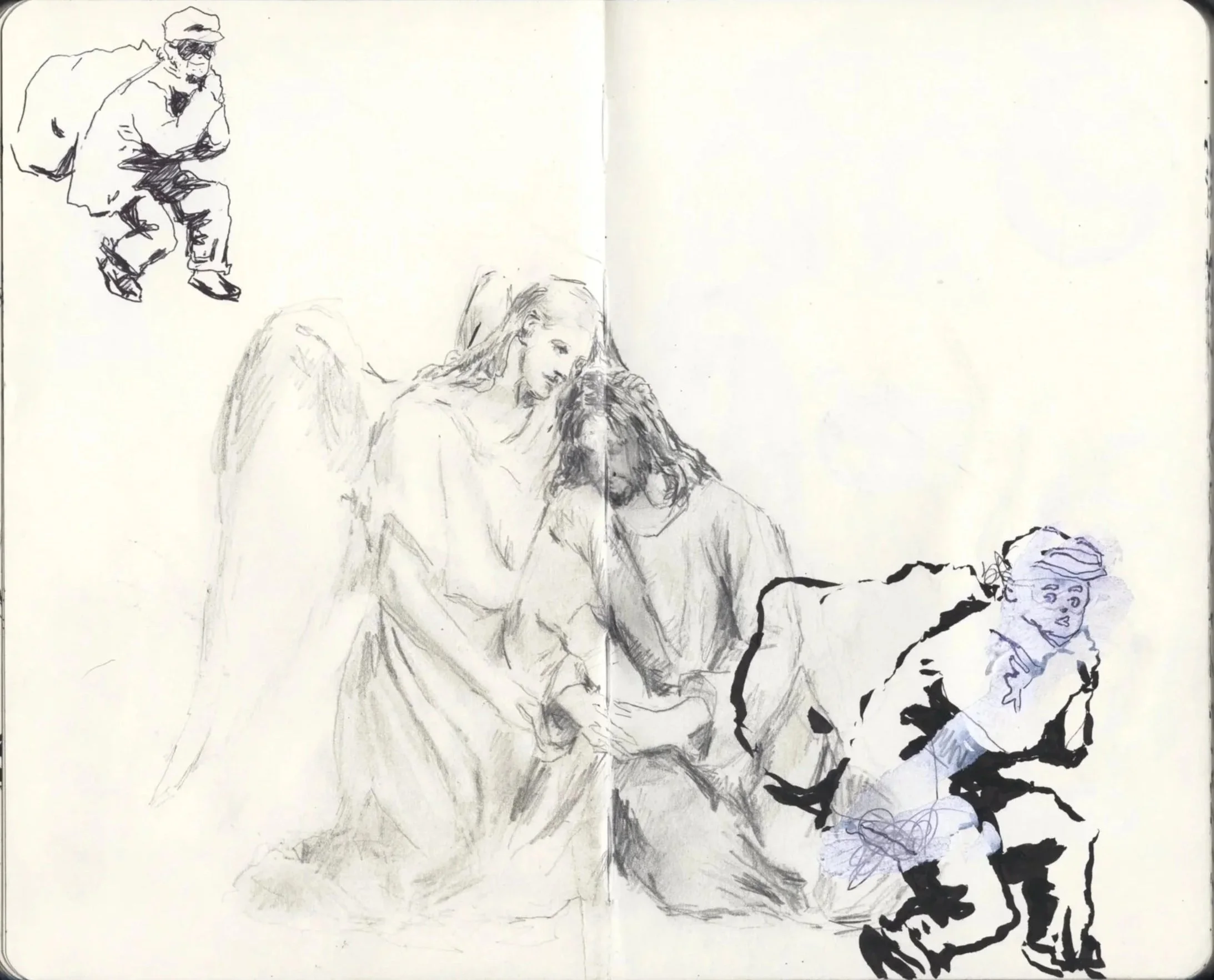 Bocetos de una escena con personajes humanos, incluyendo a una figura más central con cabello largo y alas, y otras figuras en poses diferentes, algunas con sombreros y ropa casual, en lápiz y tinta en un cuaderno.