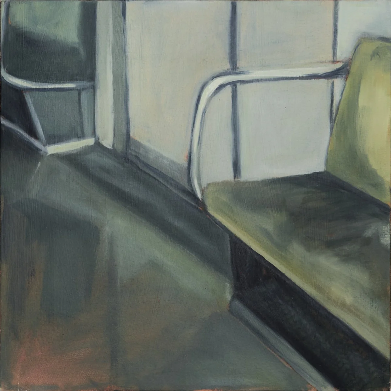 Interior de un transporte público con asiento verde, mesa de metal y ventanillas. Pintura de un vagón del metro de tokio tras atentados de gas sarín en 1995