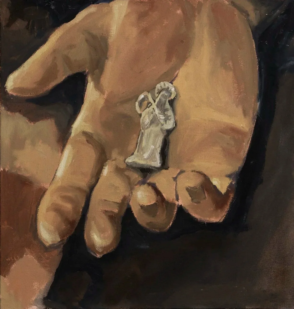 Pintura que muestra una mano sosteniendo un dije de la santa muerte.