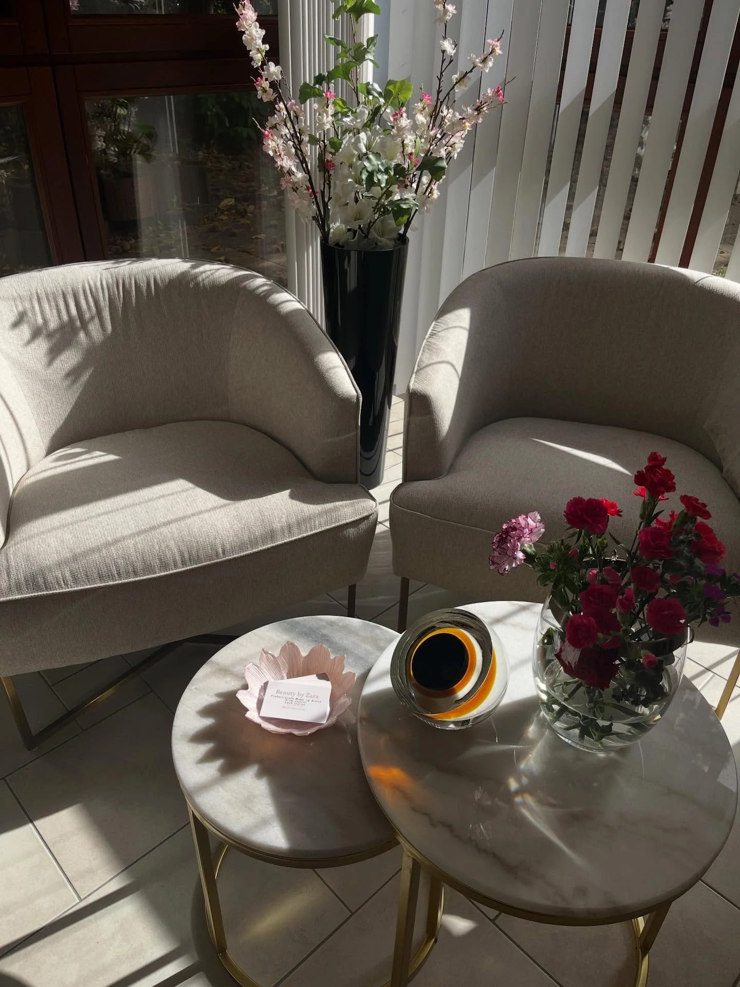 Neem plaats, adem in en ontspan. ✨ Jouw momentje voor jezelf begint hier bij Beauty by Zara. Heb jij je volgende verwenmoment al gepland? Link in bio om direct te boeken! #makeup #wenkbrauwen #wimpers #leuven #rotselaar