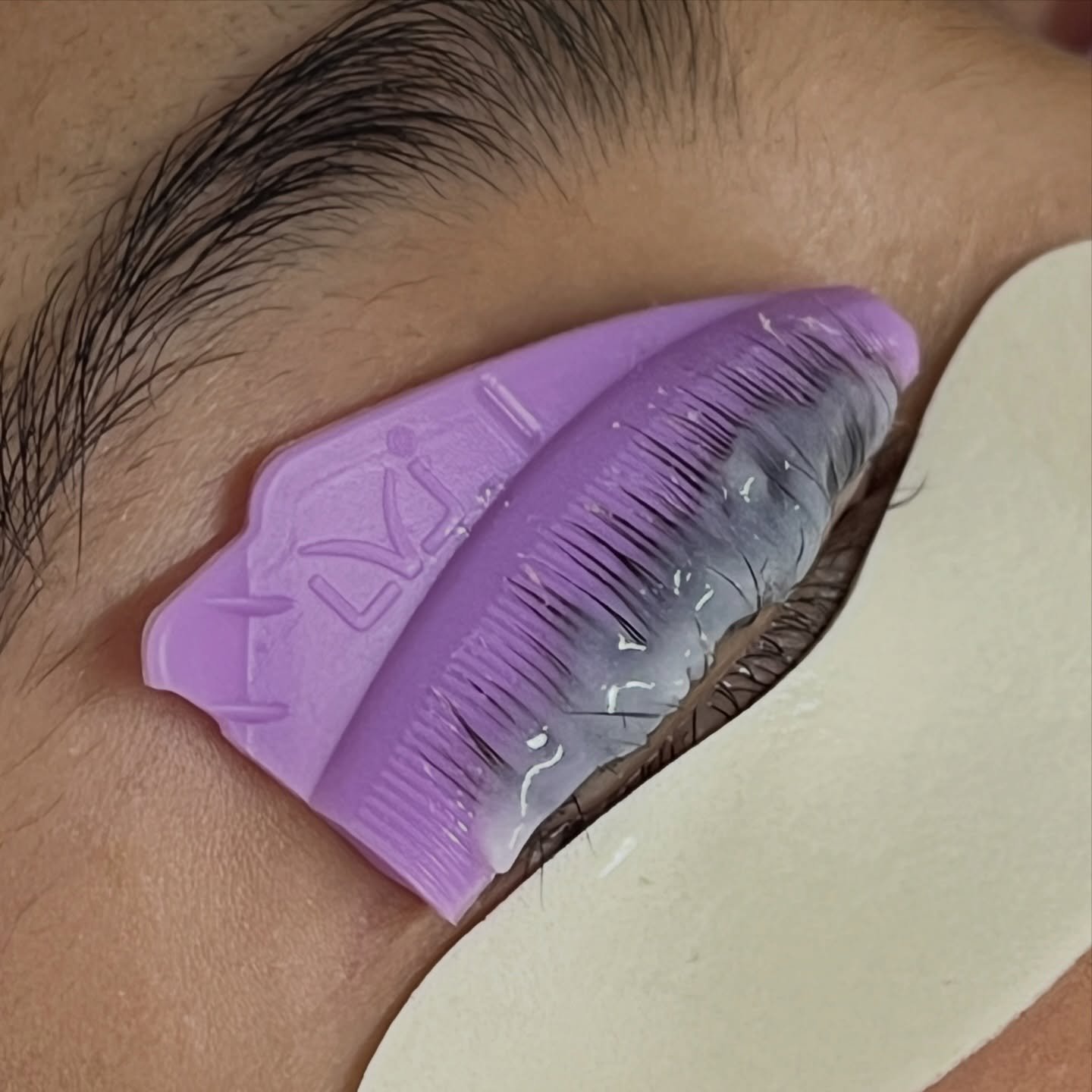 Trust the process... ✨
Het ziet er misschien een beetje gek uit met die paarse shields, maar dit is h&eacute;t geheim achter die perfecte, natuurlijke krul. Geen wimperkruller meer nodig voor de komende 6 tot 8 weken!

Boek je afspraak via DM of onli