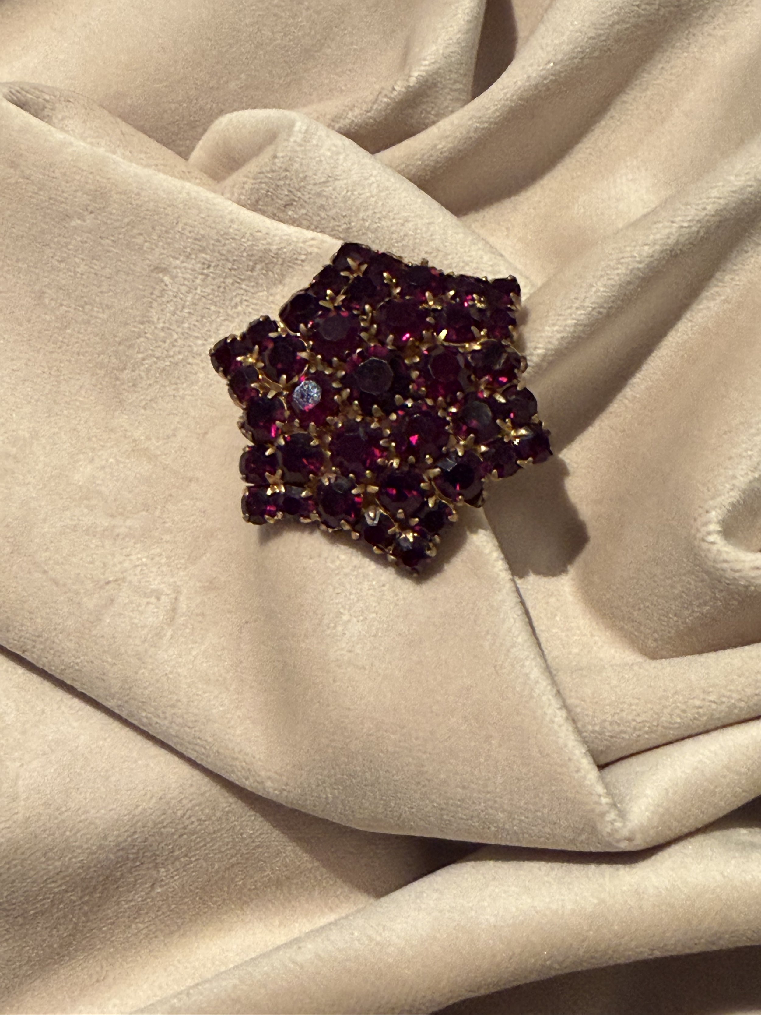 Star shape Garnet effect brooch