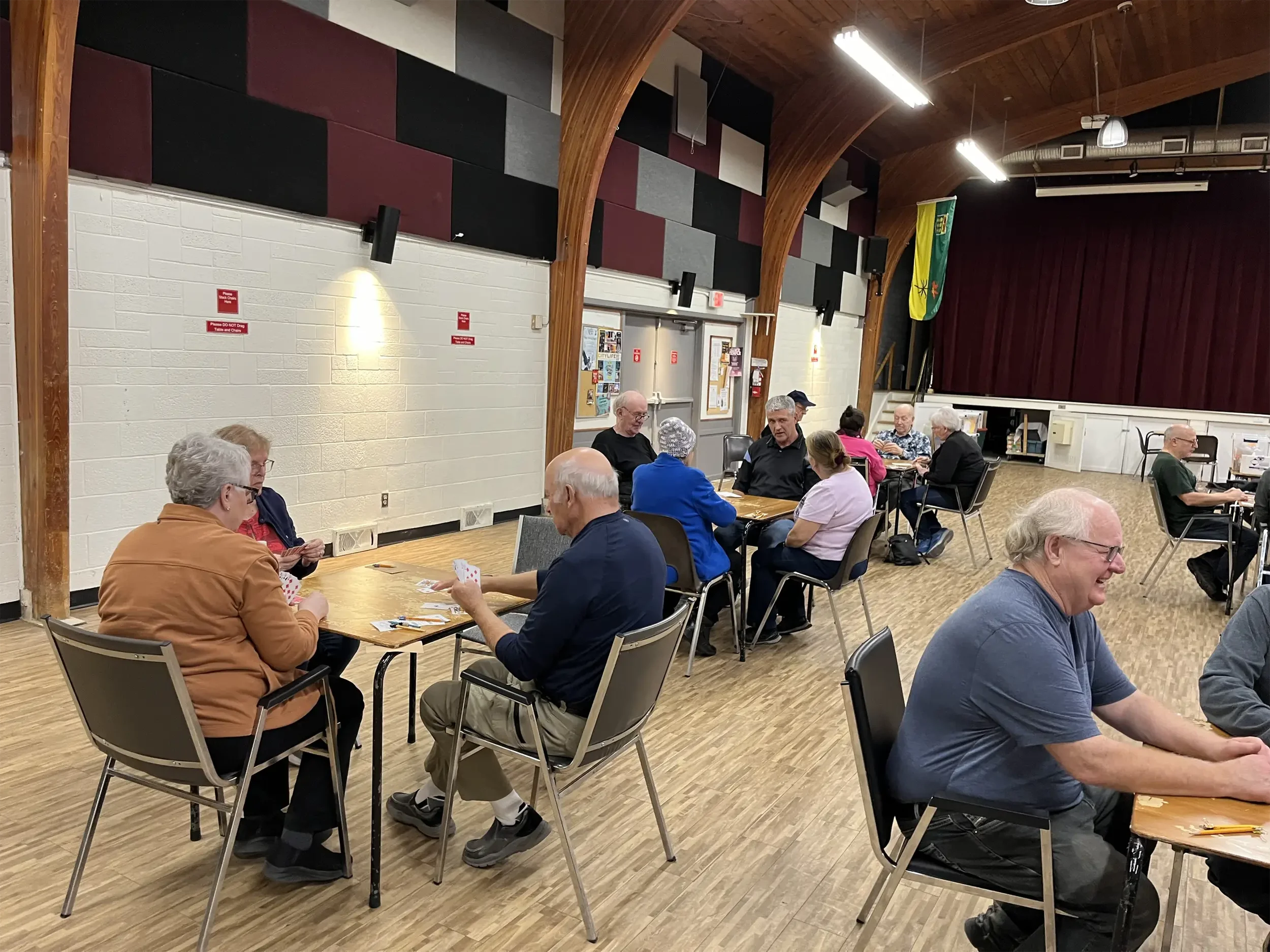 Seniors playing the card game "kaiser".