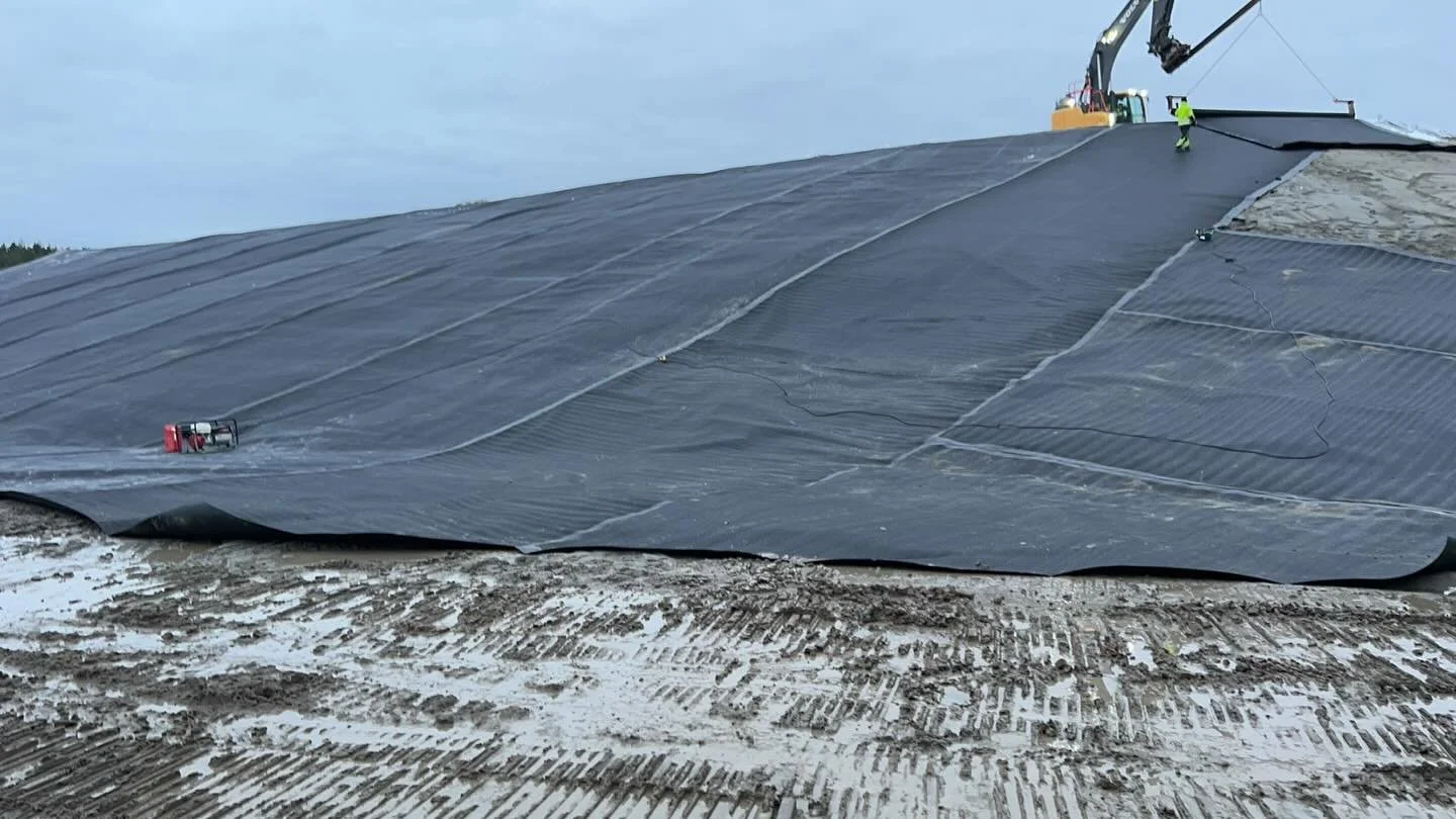 Svetsning av geomembran på deponi