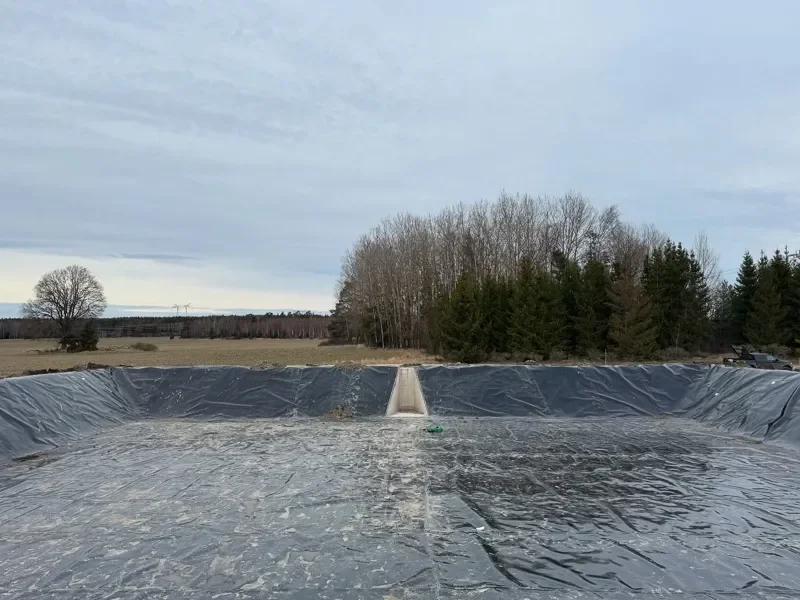 Tömningsfack i betong i gödselbrunn
