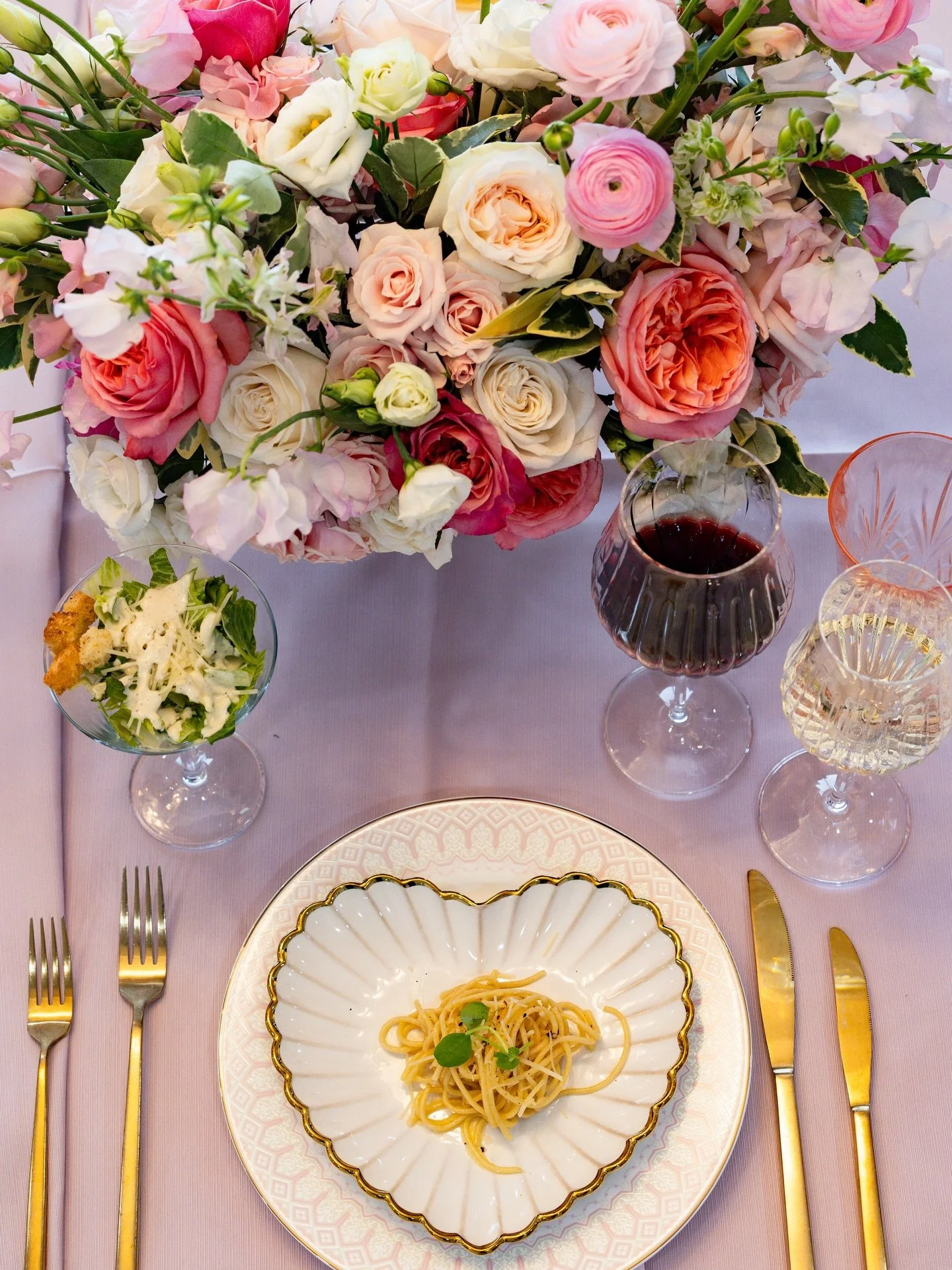 Happy Valentines Day ❤️💌💕

@helenoliviaflowers 
@getplateddc 
@dcreventrentals 

#valentinesday #valentines #love #dinnerparty