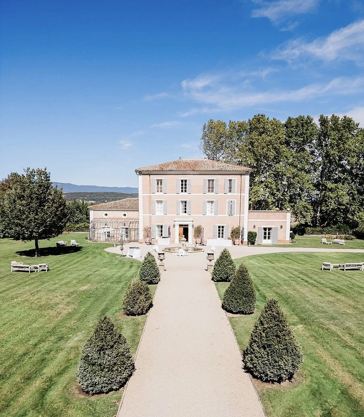 Château de la Garde is a stunning luxury wedding venue in Provence, set just outside Aix-en-Provence, around 25 minutes from Marseille Provence Airport and approximately 30–40 minutes from Aix-en-Provence TGV station, making it one of the most access