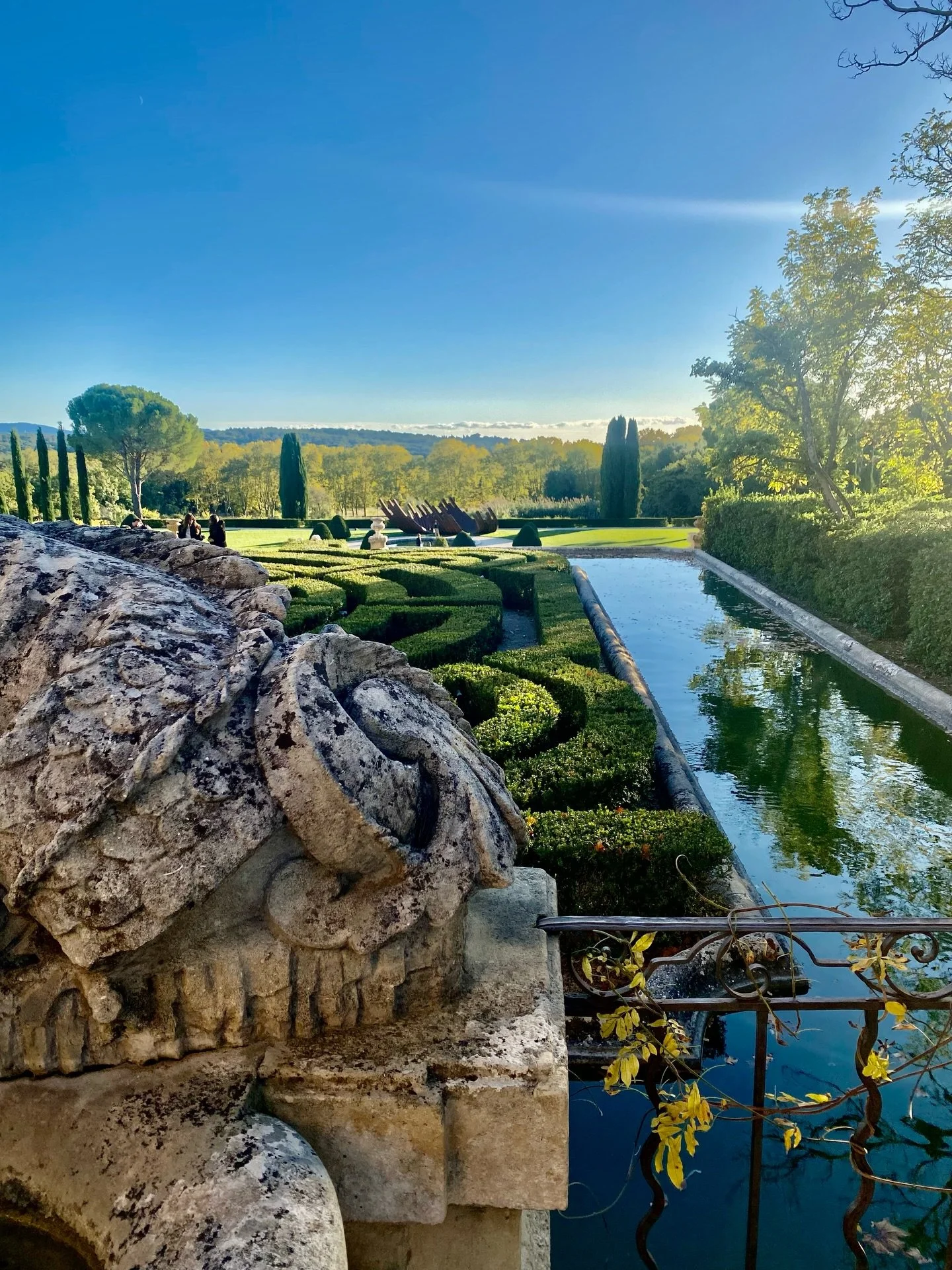 Ch&acirc;teau de la Gaude &mdash; &Agrave; beautiful venue in the heart of Provence with so much charm&hellip;.from the French gardens to the art collection, and fine dining&hellip;..there is so much to discover at this dreamy location 🌸

#weddingpl