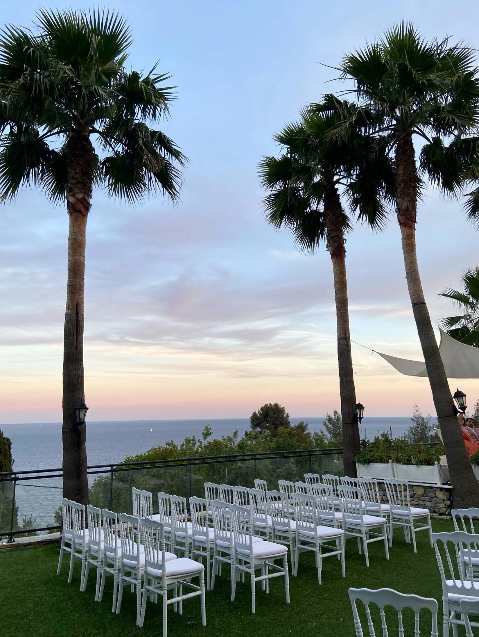 The chairs are all set, missing the flowers and the details&hellip;&hellip;this beautiful view will make this ceremony so dreamy 🫶🏻