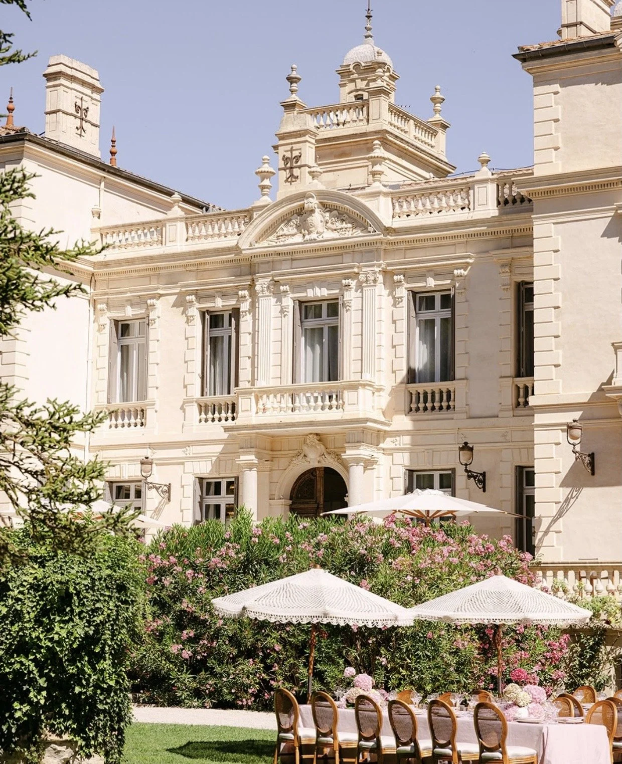 Château des 3 Fontaines is a prestigious and elegant wedding venue in Provence, located near Pernes-les-Fontaines in the Vaucluse, approximately 30 minutes from Avignon TGV station and around 1 hour from Marseille Provence Airport, making it an excel