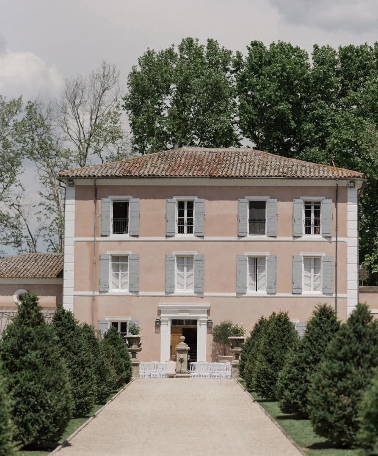 Château de la Garde is a stunning luxury wedding venue near Aix-en-Provence in the South of France, ideally located just 25 minutes from Marseille Provence Airport and 30–40 minutes from Aix-en-Provence TGV station, making it a top choice for interna