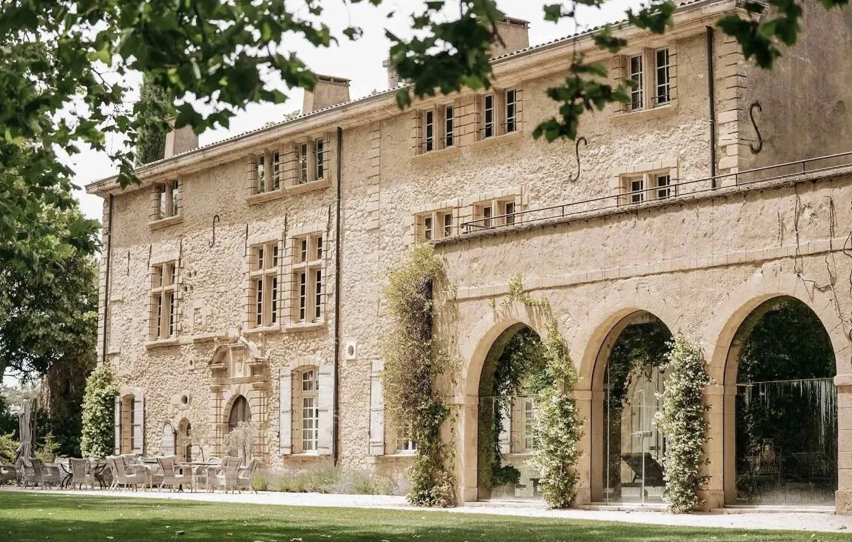 Château de Sannes is one of those Provençal estates where the architecture and the landscape feel like they were designed specifically for celebration.
The outer façade
The château presents a very classic 17th–18th century Provençal elegance: pale st
