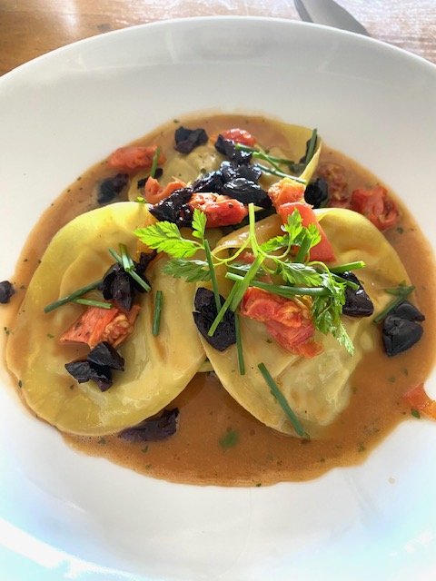 Enjoy a beautiful Provencal ravioli dish for your wedding in Provence. Wedding food is one of the most important thing and this tasting session was done at Roland Paix with My Chic Event. At My Chic Event, we offer food tasting services.