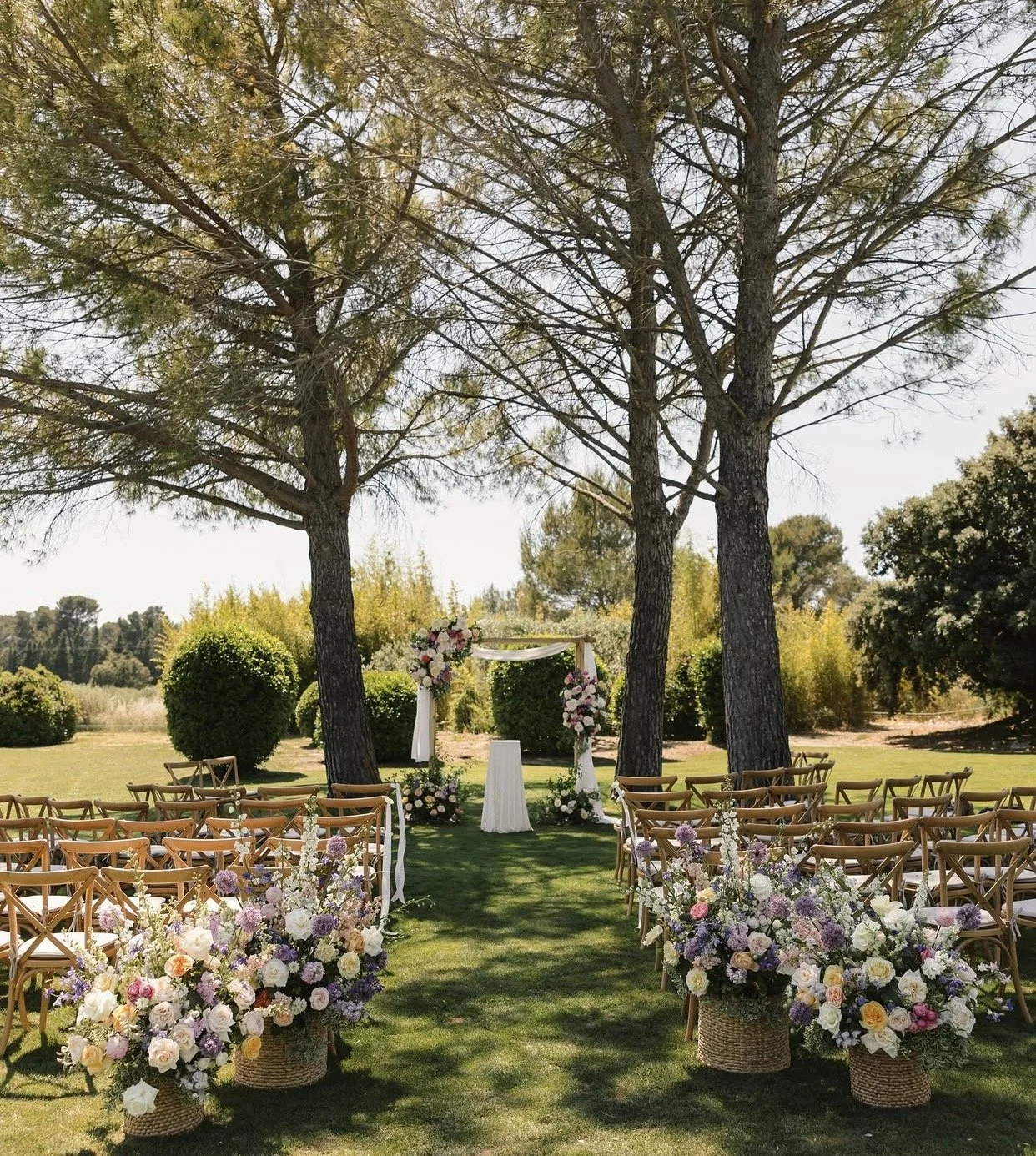 Le Mas de la Rose is an exceptional luxury wedding venue in Provence, nestled within the Alpilles near Orgon, approximately 30 minutes from Avignon TGV station, 40 minutes from Marseille Provence Airport, and close to Saint-Rémy-de-Provence, making i
