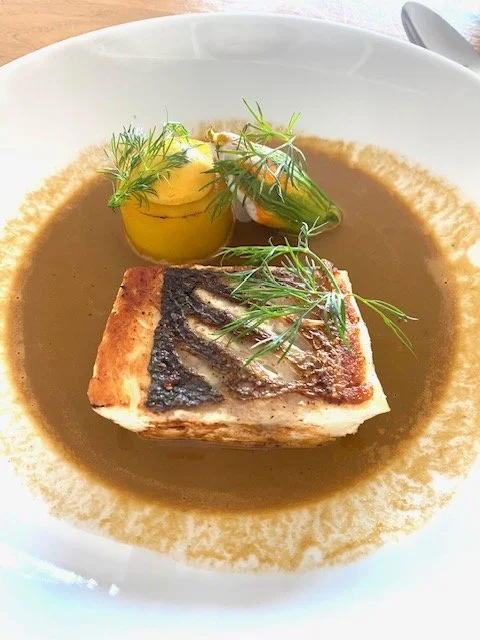 For a wedding menu for fish lover, Roland Paix offers a fish main dish beautifully decorated with the famous Provencal fish soup sauce and potatoes for your weddings in Provence.
