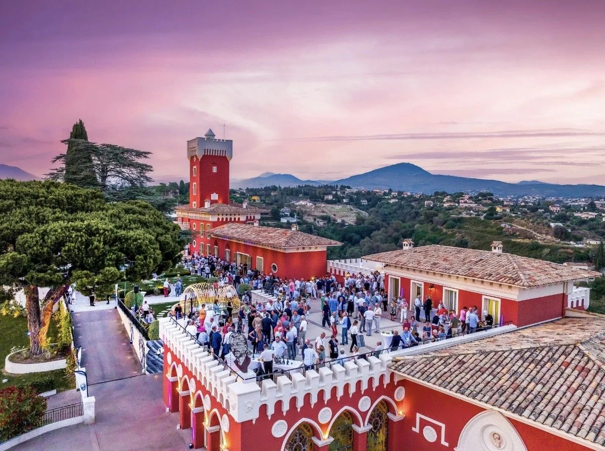 Château de Crémat is one of the most iconic wedding venues overlooking Nice on the French Riviera, located in the hills of Bellet just 20 minutes from Nice Côte d’Azur Airport and 15 minutes from Nice city centre, making it an exceptional choice for 
