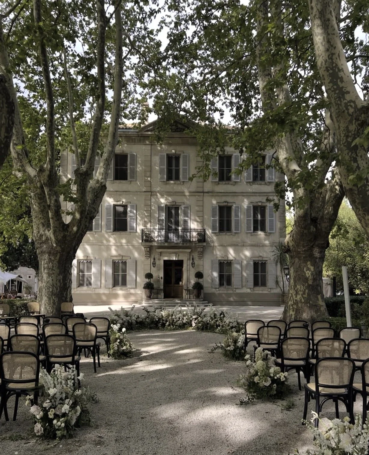 Château des Alpilles is an exclusive luxury wedding venue in Provence, located in the heart of Saint-Rémy-de-Provence, just 20 minutes from Avignon TGV station, 1 hour from Marseille Provence Airport, and close to the Alpilles natural park, making it