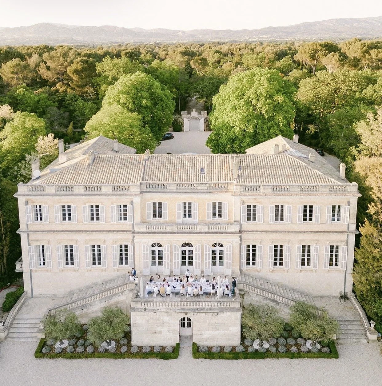 Château Martinay is an exceptional luxury wedding venue in Provence, located near Avignon in the heart of the Vaucluse, just 25 minutes from Avignon Airport, 1 hour from Marseille Provence Airport, and easily accessible for international guests. Set 