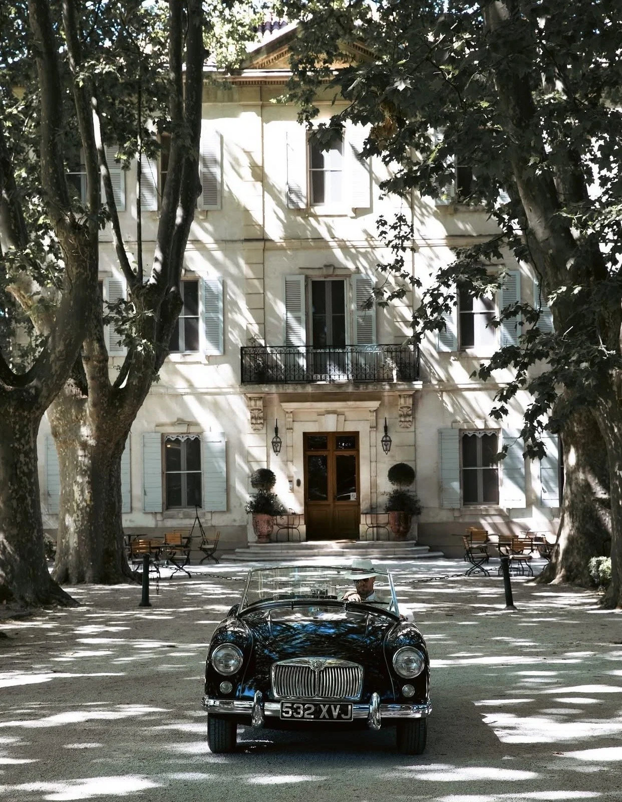 Château des Alpilles is an exclusive luxury wedding venue in Provence, located in the heart of Saint-Rémy-de-Provence, just 20 minutes from Avignon TGV station, 1 hour from Marseille Provence Airport, and close to the Alpilles natural park, making it