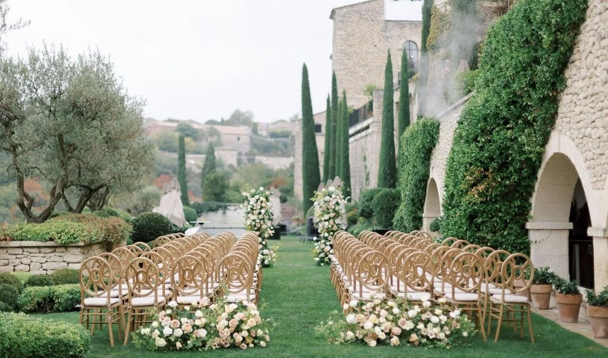 A bastide-style venue in Provence offers a wedding setting that feels elegant, warm, and deeply rooted in the region’s landscape. Typically, a bastide is a traditional Provençal country house—often set among olive groves, vineyards, or lavender field