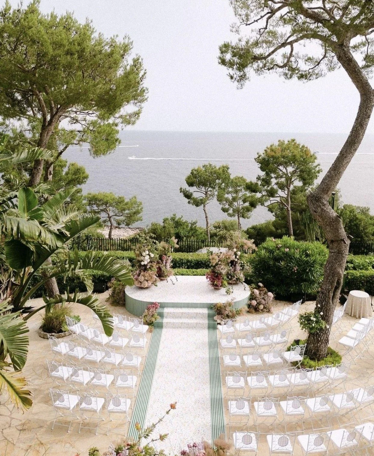 My Chic Event specializes in organizing bespoke weddings across France and the French Riviera, creating refined, tailor-made celebrations that reflect each couple’s unique vision. Whether in the elegance of Paris or along the sun-drenched coastlines 