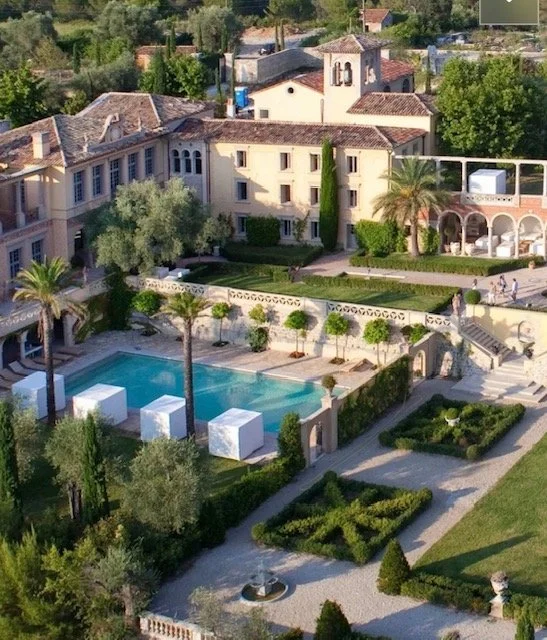 Château Diter
Location: Grasse, French Riviera, 35 minutes from Nice airport
Capacity: 250 guests 
Accommodation:  10 double rooms for 20 guests on-site
Budget: €40,000 for 3 nights