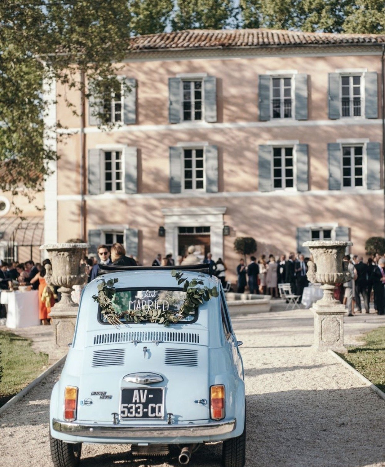 Château de la Garde is a stunning luxury wedding venue near Aix-en-Provence in the South of France, ideally located just 25 minutes from Marseille Provence Airport and 30–40 minutes from Aix-en-Provence TGV station, making it a top choice for interna