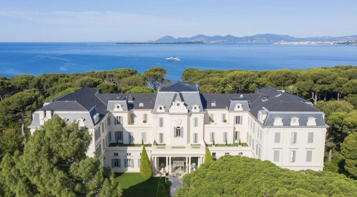 Wedding planning at Hôtel du Cap-Eden-Roc revolves around creating an ultra-luxurious, fully bespoke celebration set against the Mediterranean. Couples can choose between intimate ceremonies at the Eden-Roc Lounge or grand events in the iconic Grande