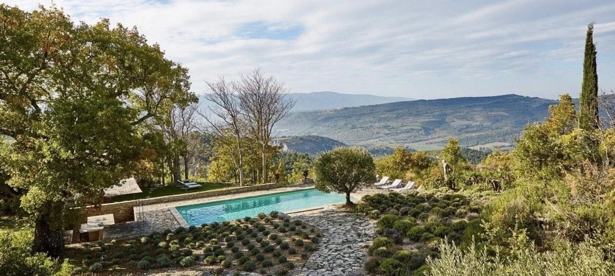 A dreamy wedding at Le Grand Banc captures the essence of Provence with its breathtaking hilltop setting, panoramic views over the Luberon, and beautifully restored stone architecture. This exclusive estate offers a sense of privacy and serenity that