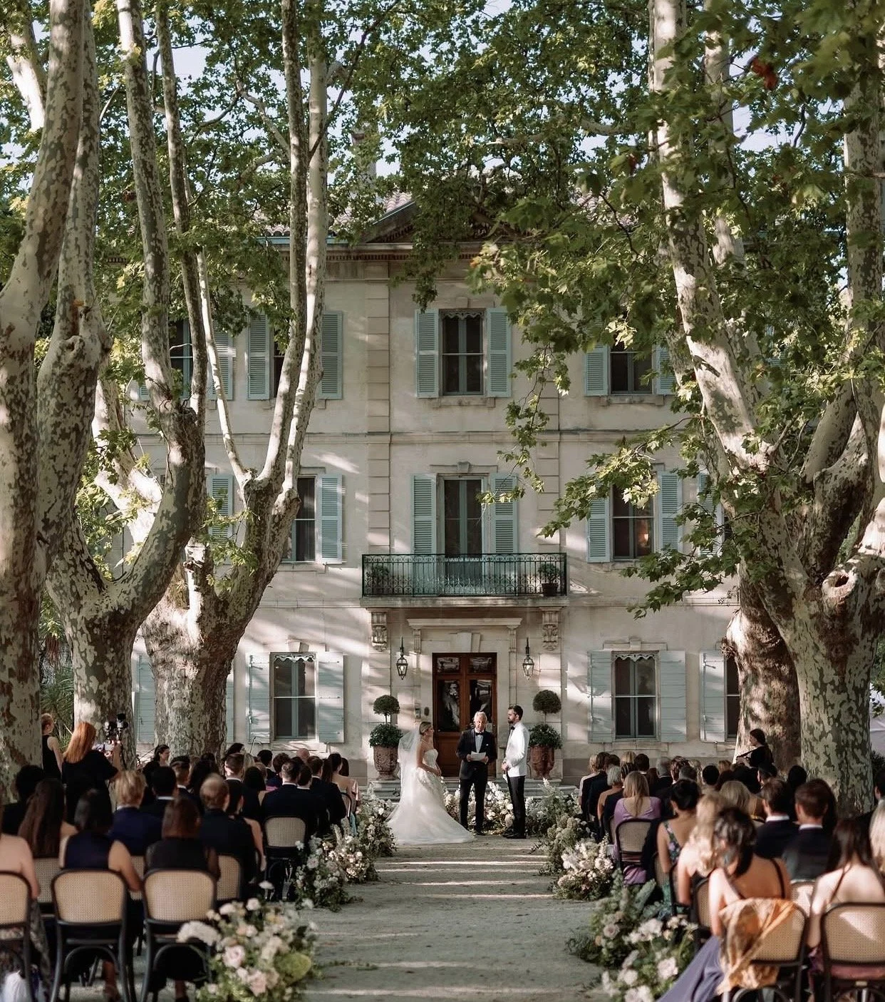Château des Alpilles is an exclusive luxury wedding venue in Provence, located in the heart of Saint-Rémy-de-Provence, just 20 minutes from Avignon TGV station, 1 hour from Marseille Provence Airport, and close to the Alpilles natural park, making it