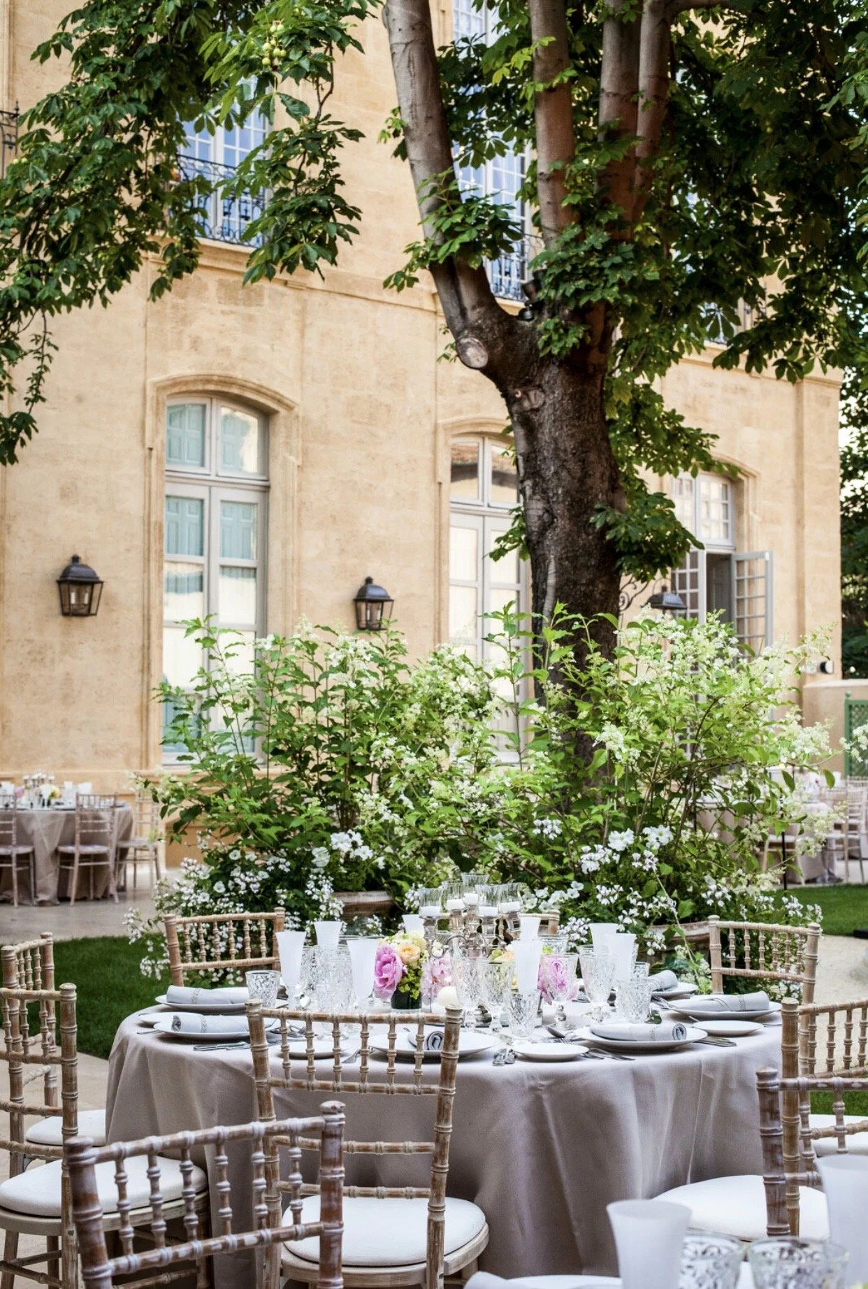 Hôtel du caumont
Location:  Aix-en-Provence city center, 35 minutes from Marseille Airport
Capacity: 100 guests outdoors for dinner in the garden, 40 guest indoors for an intimate wedding
Accommodation: None
Budget: €11,000 from 4 pm to midnight