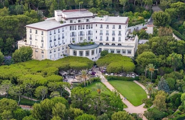 Grand-Hôtel du Cap-Ferrat
Location: Saint-Jean-Cap-Ferrat , 40 minutes from Nice airport
Capacity: 200 guests
Accommodation: 72 Rooms
Budget:€155,400 per night