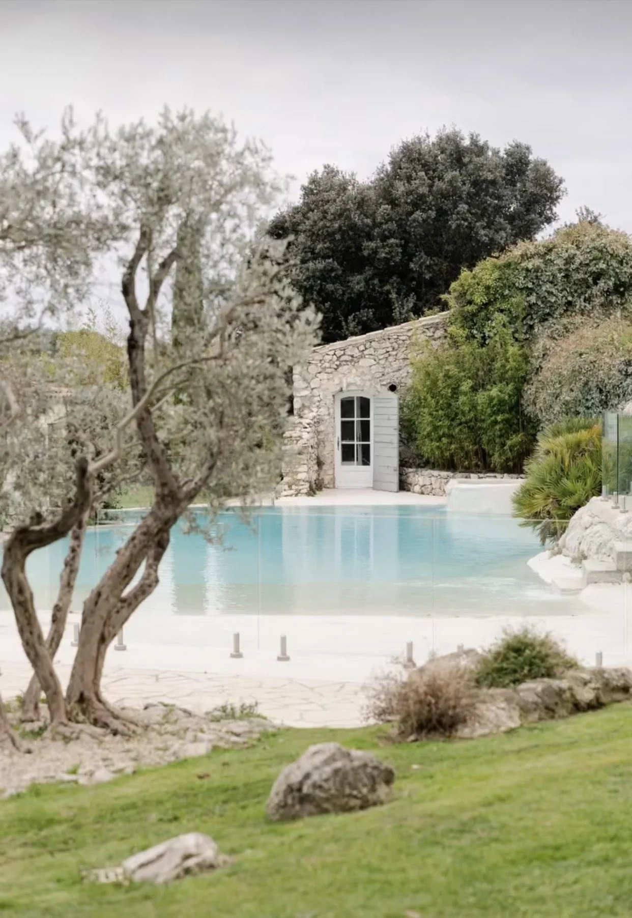 Le Mas de la Rose is an exceptional luxury wedding venue in Provence, nestled within the Alpilles near Orgon, approximately 30 minutes from Avignon TGV station, 40 minutes from Marseille Provence Airport, and close to Saint-Rémy-de-Provence, making i