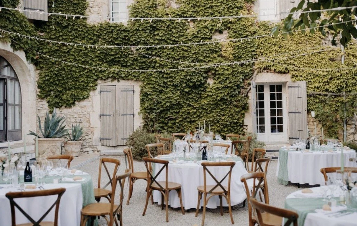 Domaine de la Galinière is located in the heart of Provence, just a few minutes from Aix-en-Provence in the charming village of Châteauneuf-le-Rouge. Surrounded by vineyards and with views of the Sainte-Victoire mountain, it offers a peaceful country