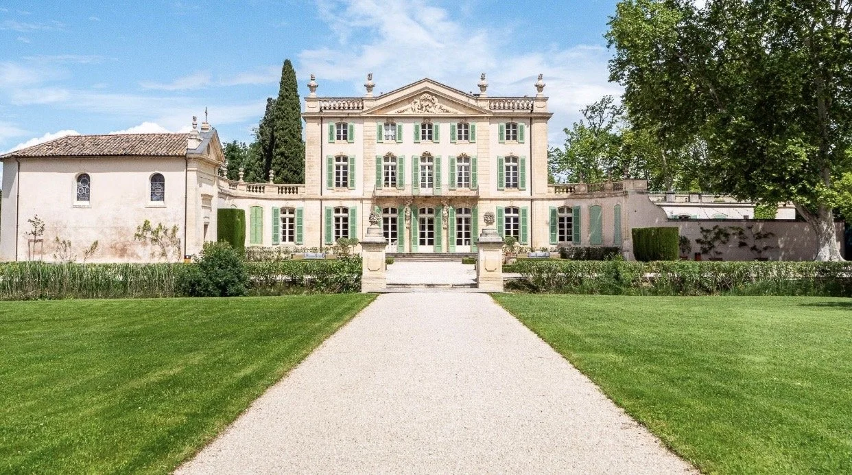 Château de Torreau is a compelling wedding venue for couples seeking an intimate, character-filled setting in the Provençal countryside. The château’s historic architecture and rural surroundings create a strong sense of privacy and exclusivity, maki