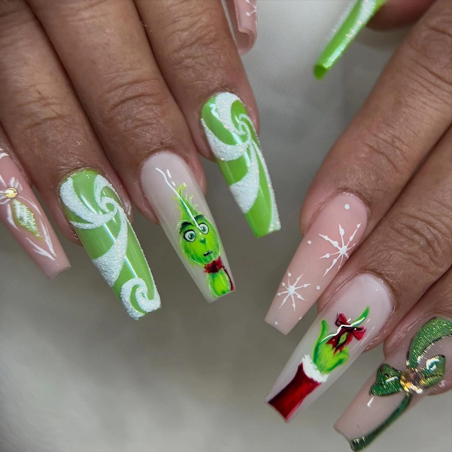Baby grinch is greeting everyone with a chilly welcome into this years holiday season. Absolutely adore doing these grinch theme nails. May I even say I have topped my last year&rsquo;s grinch nails 🥴
.
.
.
#ranchocucamonganails #nailart #grinchnail