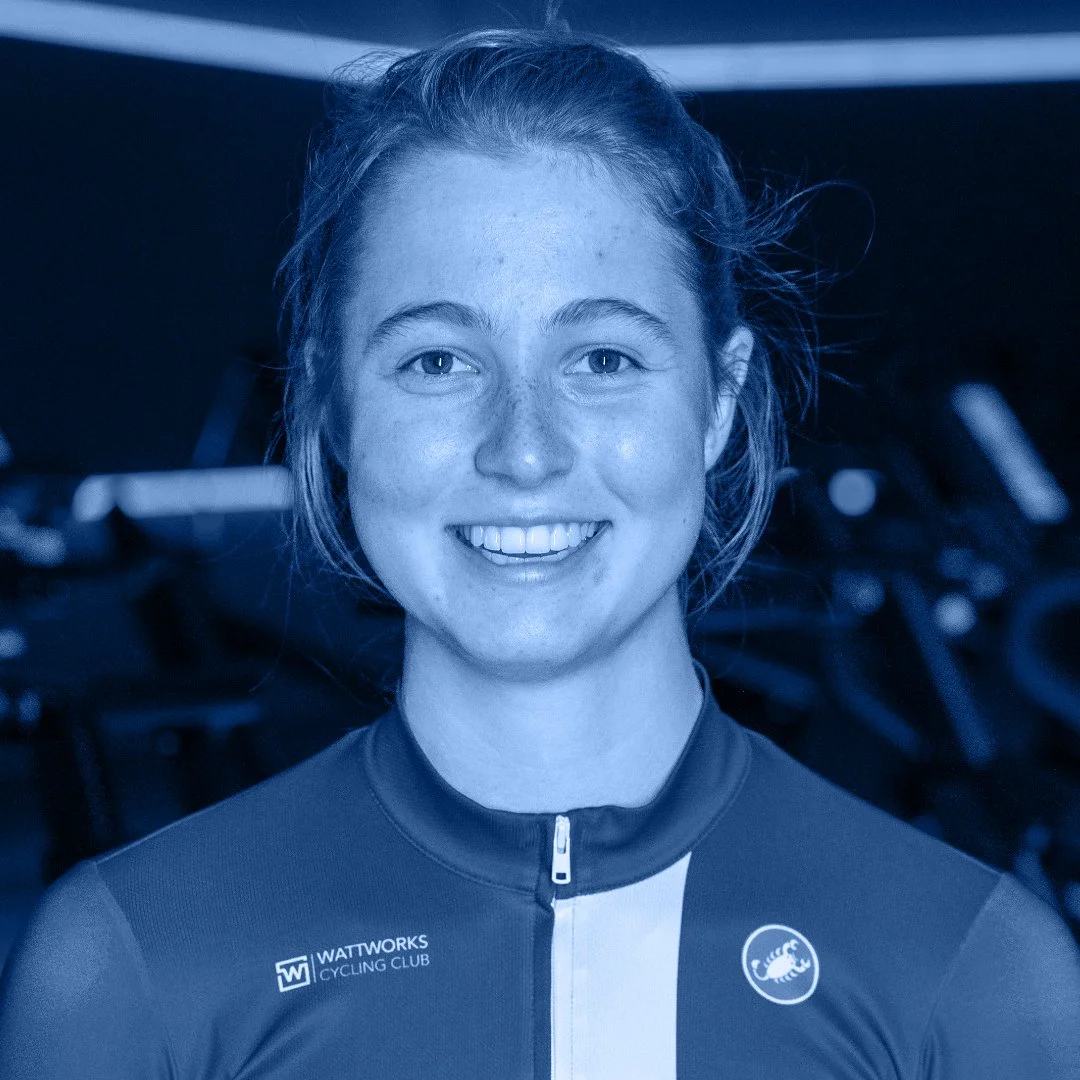Portret van een lachende vrouwelijke wielrennerin in sportkleding, zwarte achtergrond, blauwe teint.