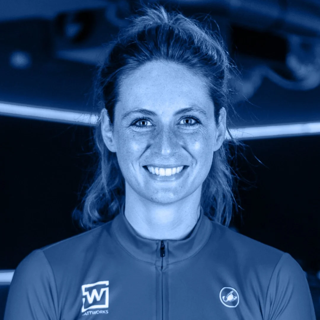 Vrouw in sportoutfit met glimlach, blauw getint, voor sportomgeving.