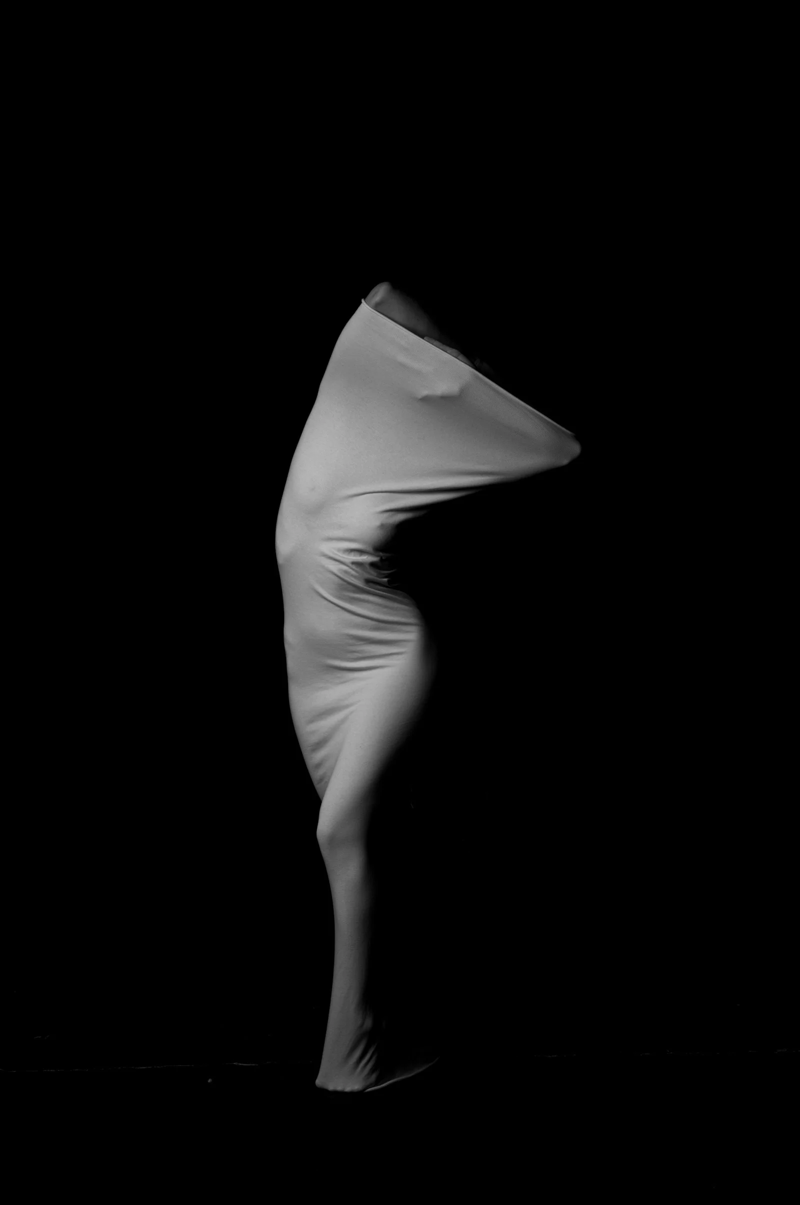 Fluid composition of a human body in motion, using chiaroscuro to define abstract edges.