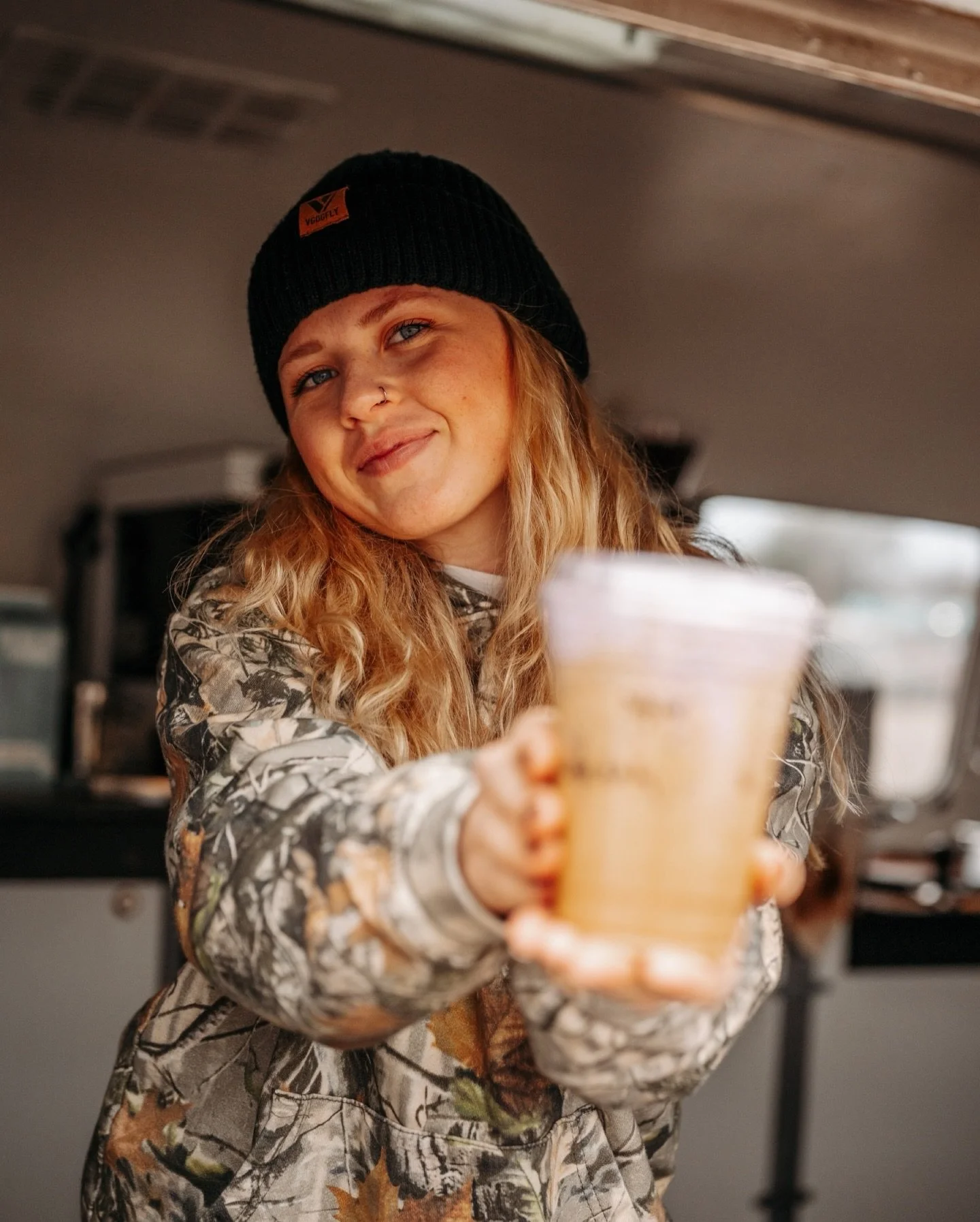 Gearing up for the holidays at @whitneywinkler_art&rsquo;s studio ✨ The perfect spot for thoughtful, local gifts (like jewelry from @janeybeejems) &mdash; plus a cozy sip from @bywaycoffee.co ☕️❤️