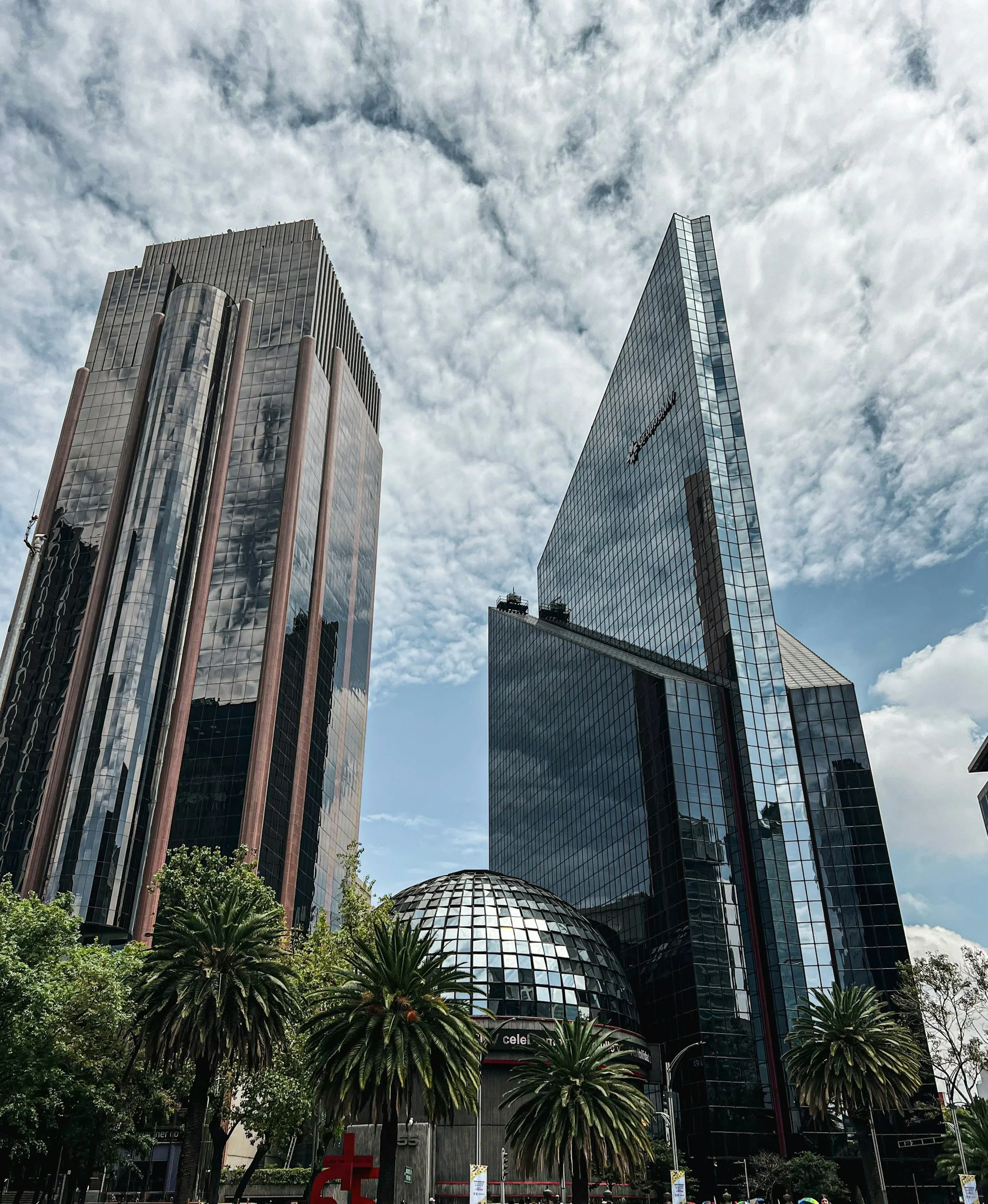 Mexico a key technological hub with booming startup scenes, high-tech manufacturing, and widespread digital adoption in e-commerce and fintech.