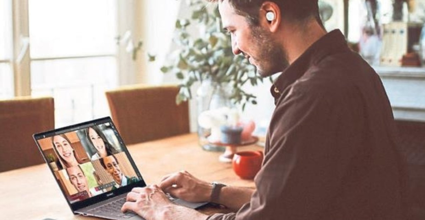 Online Ingilizce dersi alan yetiskin