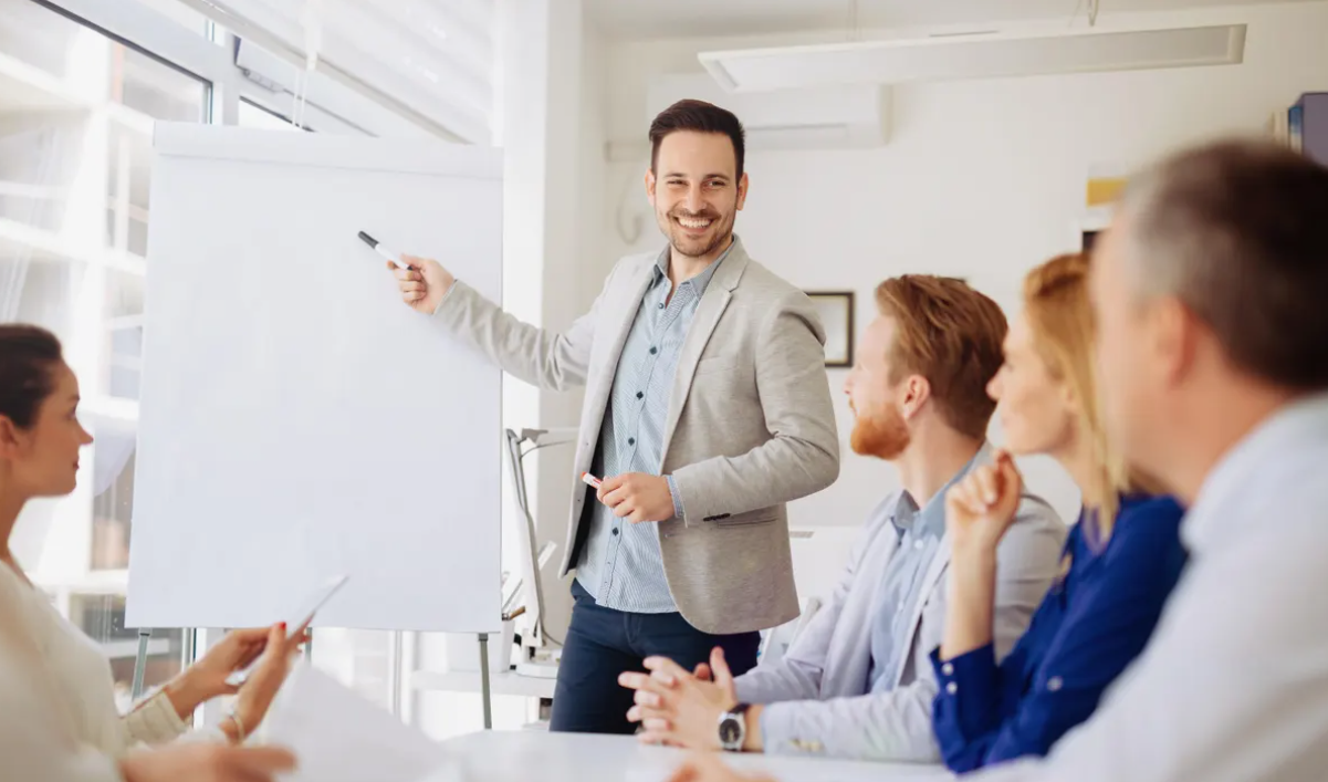 Kurumsal ortamda Ingilizce egitimi veren egitmen