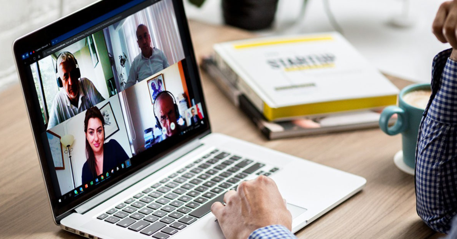 Online Ingilizce dersi alan kadin