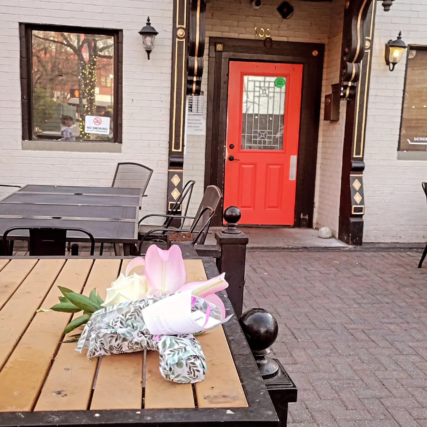 🌸👀 When we say everyone deserves their flowers we mean it! Keep your eyes peeled if you are in downtown McKinney today. We dropped off some love for everyone and a little extra treat for those who find them. 😘

#spreadingthelove #dfwflorist #dalla